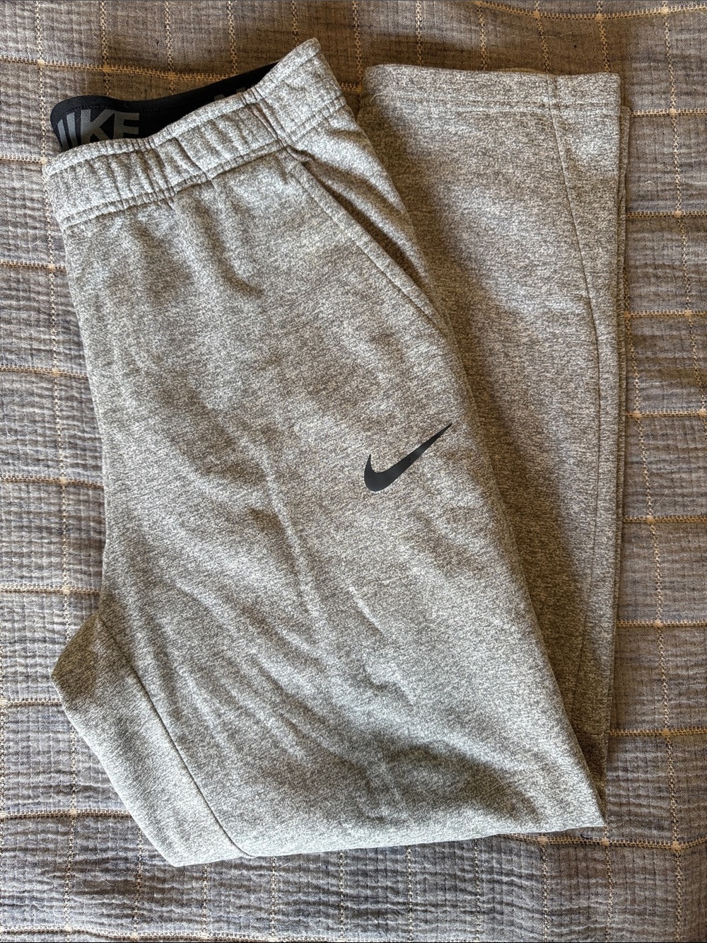 Nike Men’s Heather Gray Thermafit Sweatpants (EUC), size large